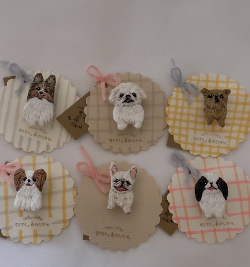 パピヨンやフレブル、狆などいろんな犬種のミニミニ刺繍ブローチ