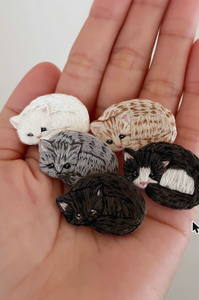 眠たいにゃんこの刺繍ブローチ