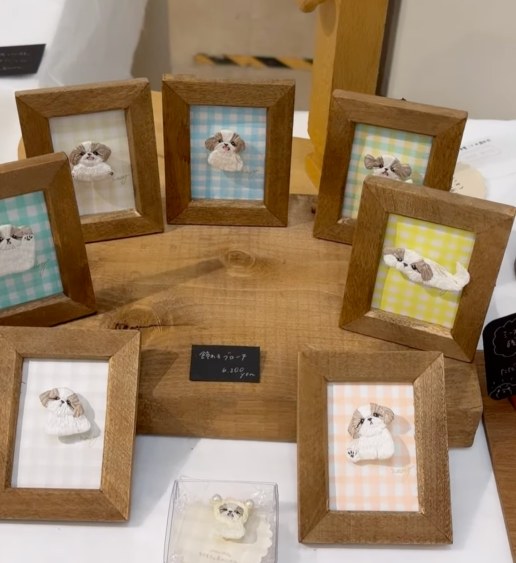額に入ったシーズーの刺繍ブローチ