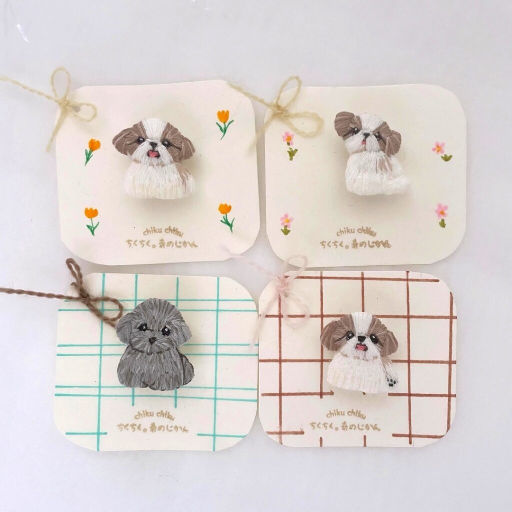 台紙にのったシーズーちゃんとトイプードルちゃんの刺繍ブローチ
