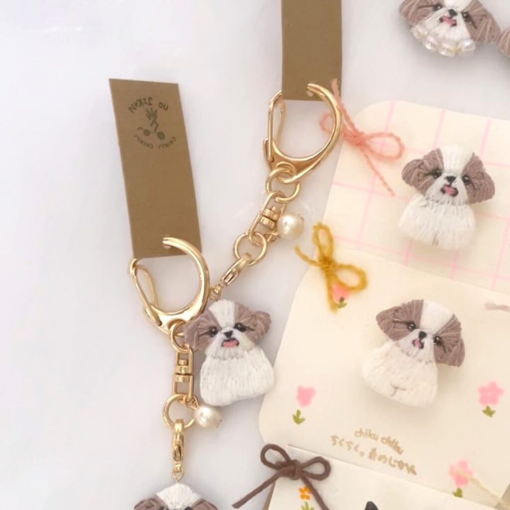 シーズーちゃんの刺繍ブローチとキーホルダー