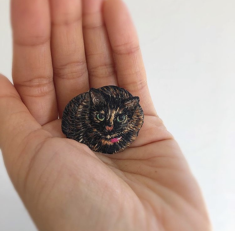 サビ猫さんの刺繍ブローチを作成しました！ | ちくちく。糸のじかん