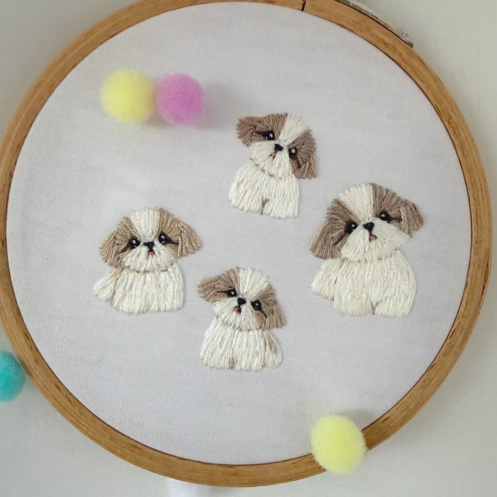 刺繍枠の中の首をかしげるシーズーちゃんたち