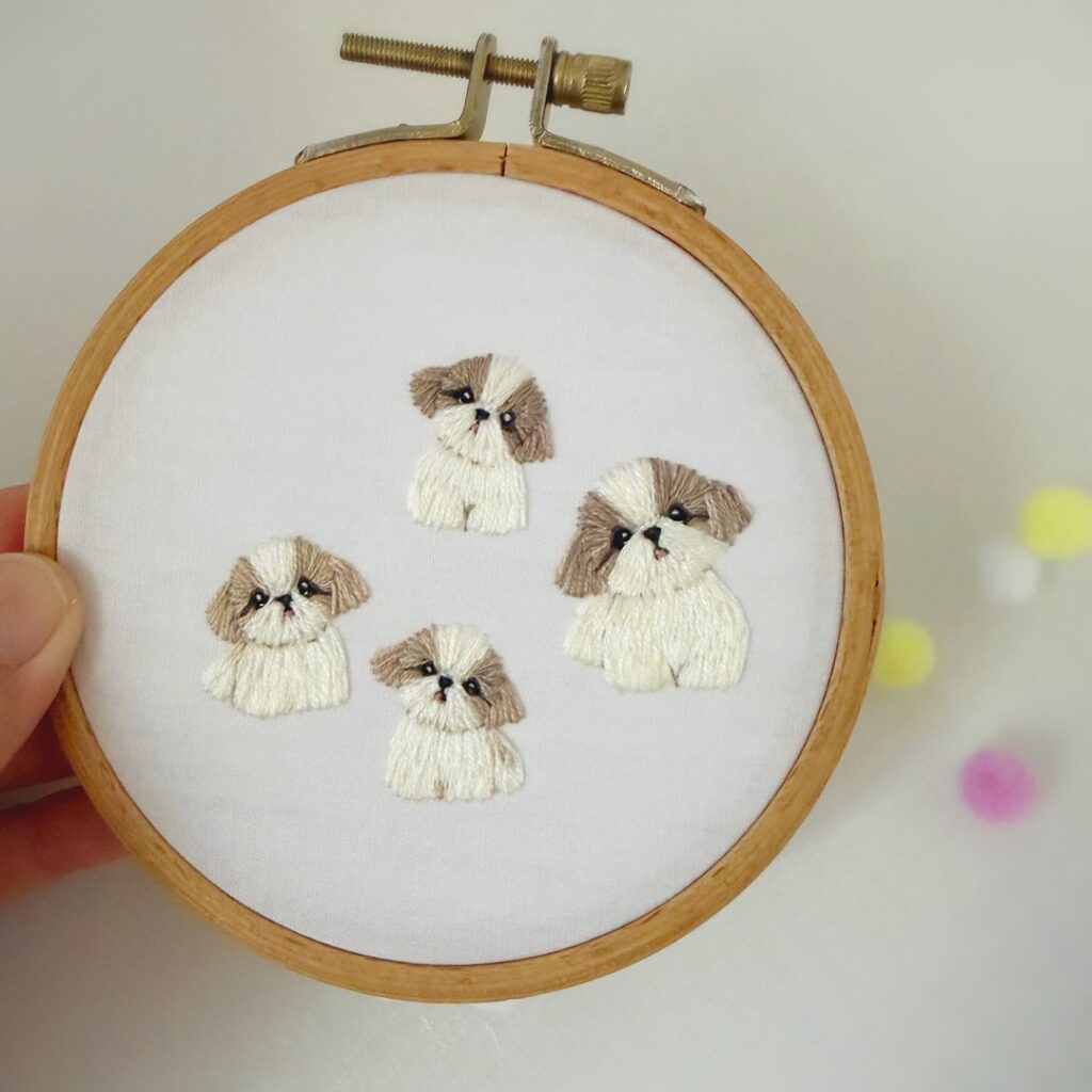 首をかしげるシーズーちゃんの刺繍