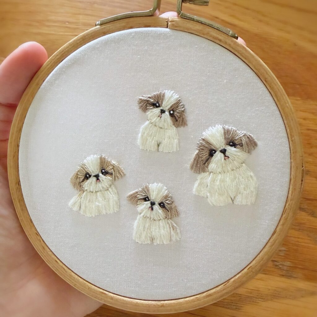 手に持った刺繍枠のシーズーちゃんたち
