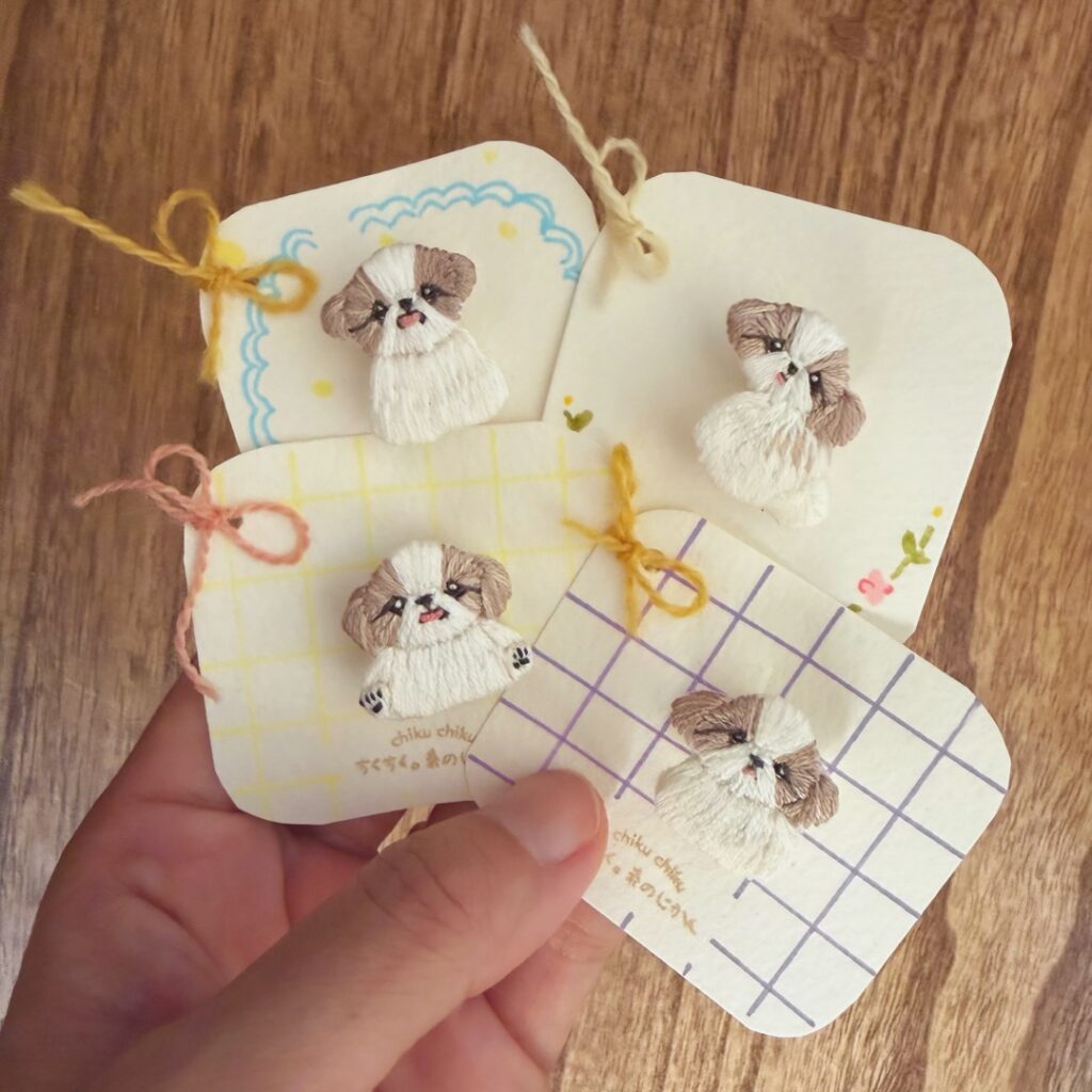 台紙にのったシーズーちゃんの刺繍ブローチ