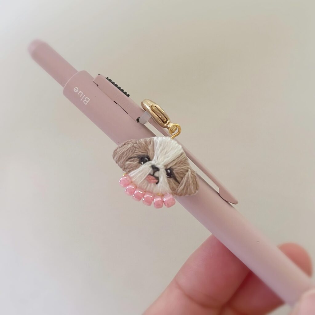 ペンにつけたシーズーちゃんのお顔チャーム