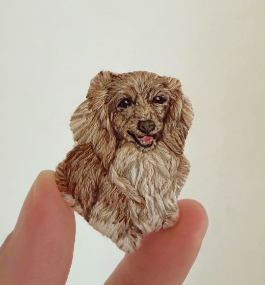 ミニチュアダックスの刺繍ブローチ