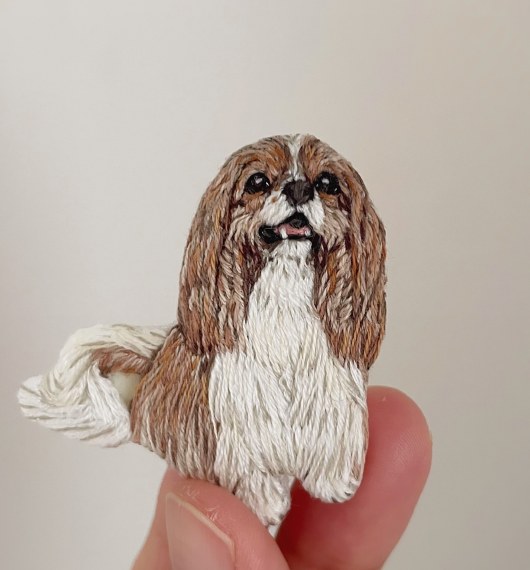 キャバリアの刺繍ブローチ