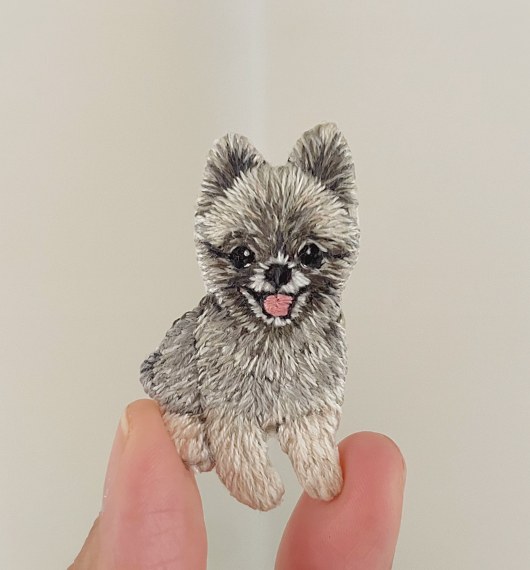 ポメラニアンの刺繍ブローチ