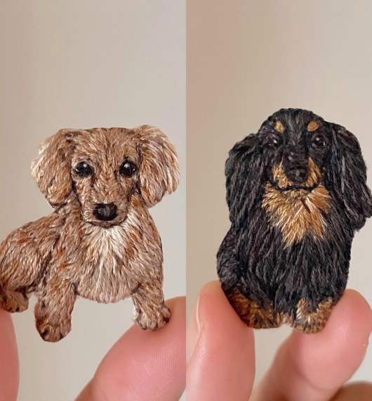 ミニチュアダックスの刺繍ブローチ