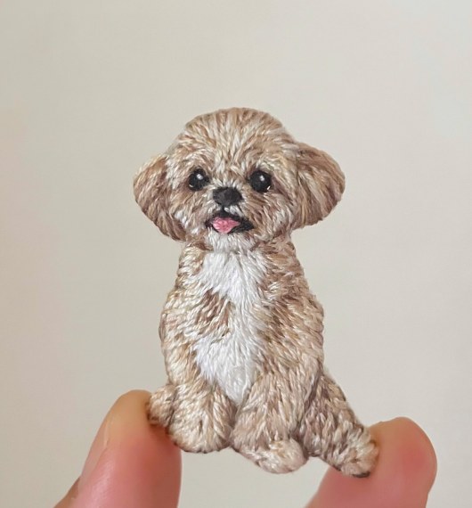 1歳の女の子のわんちゃんの刺繍ブローチ