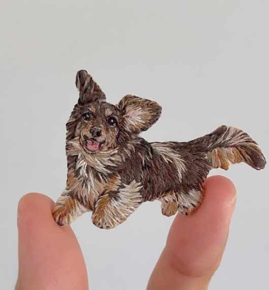 ミニチュアダックスの刺繍ブローチ