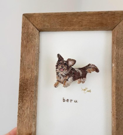 額に入れたミニチュアダックスの刺繍ブローチ
