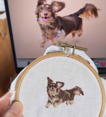 お写真を見ながら刺繍しているところ