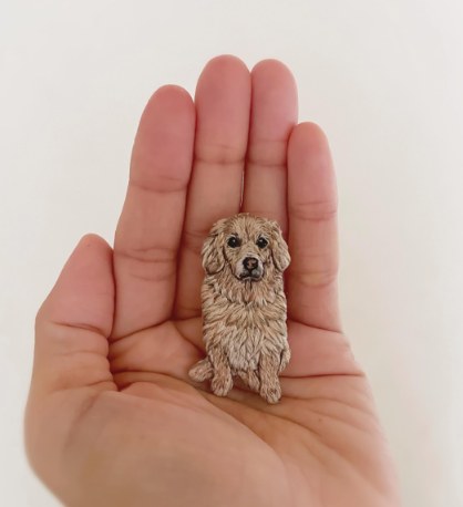 手のひらサイズのゴールデンレトリバーの刺繍ブローチ