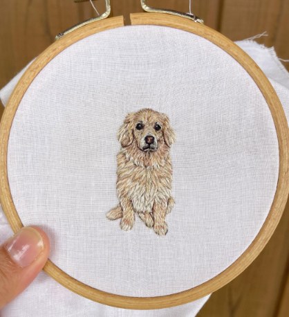 刺繍枠の中のゴールデンレトリバー