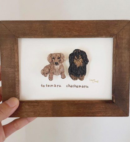 額に入れたミニチュアダックス2ひきの刺繍ブローチ