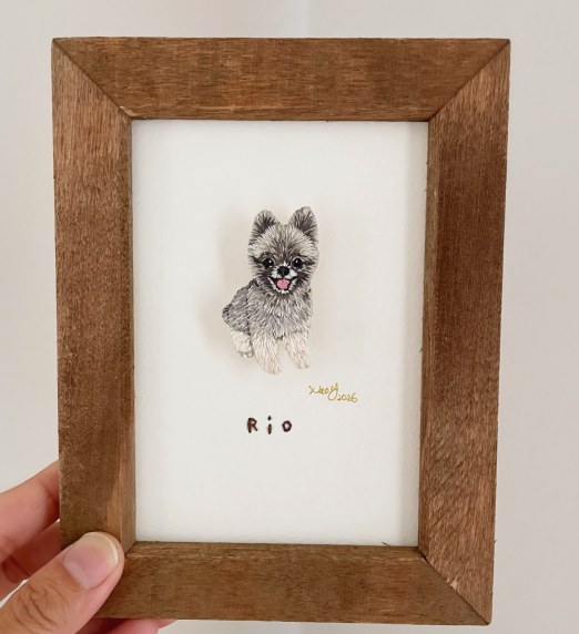 額に入れたポメラニアンの刺繍ブローチ