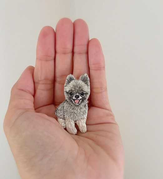 手のひらサイズのポメラニアンの刺繍ブローチ