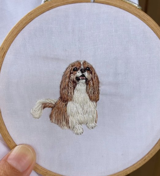 刺繍枠の中のキャバリア