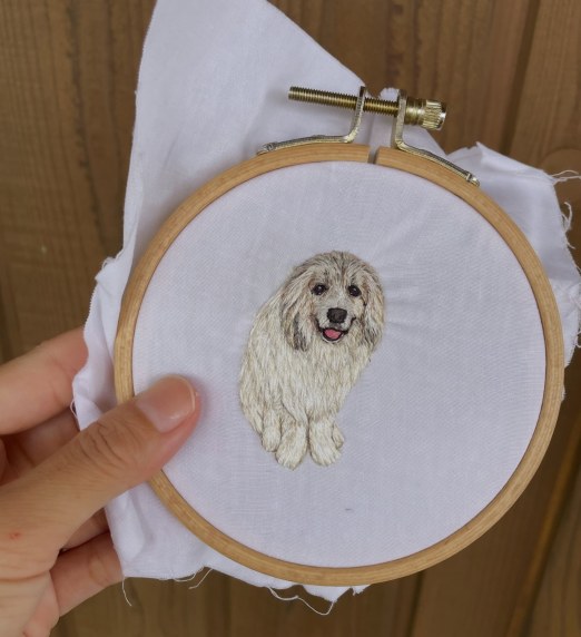 刺繍枠の中のグレートピレニーズ