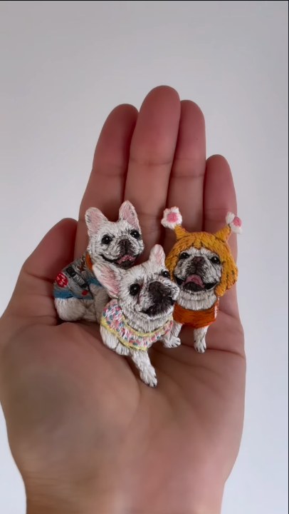手のひらにのせたフレンチブルドッグ3パターンの刺繍ブローチ