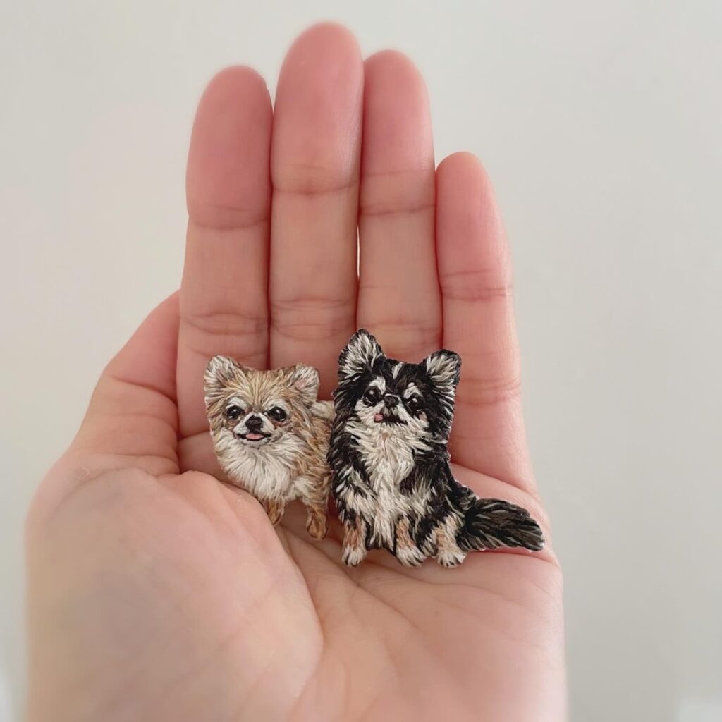 手のひらにのせたチワワ2匹の刺繍ブローチ