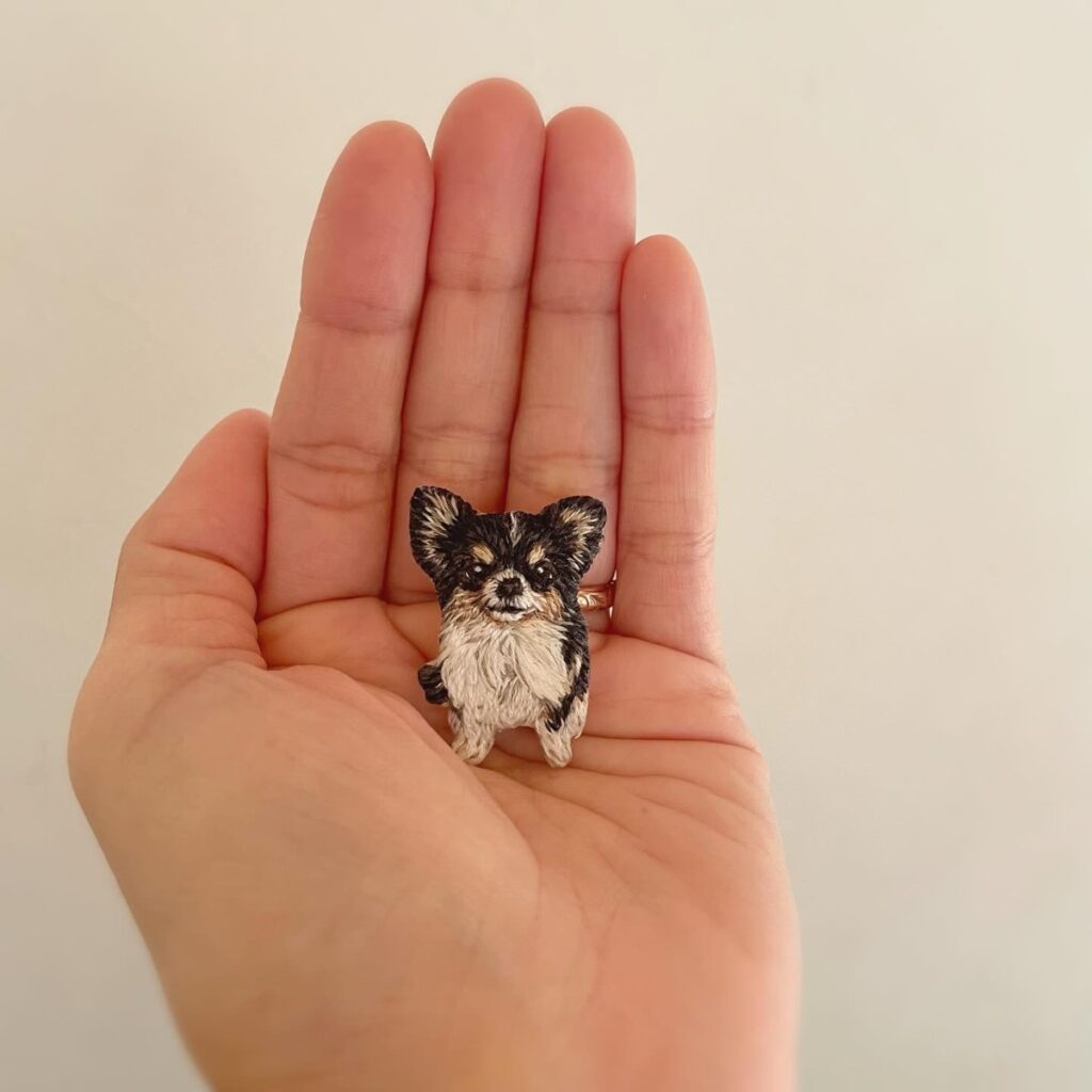 手のひらにのせたチワワの刺繍ブローチ