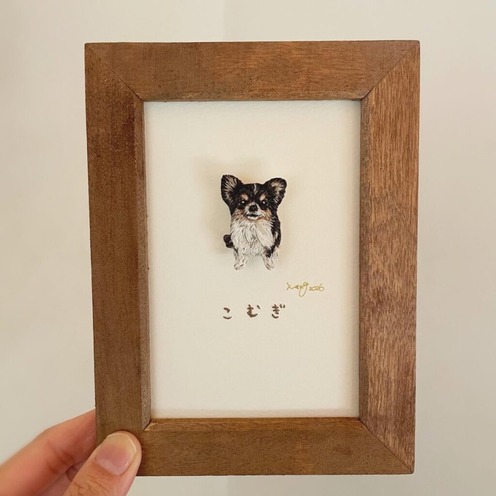 額に入れたチワワの刺繍