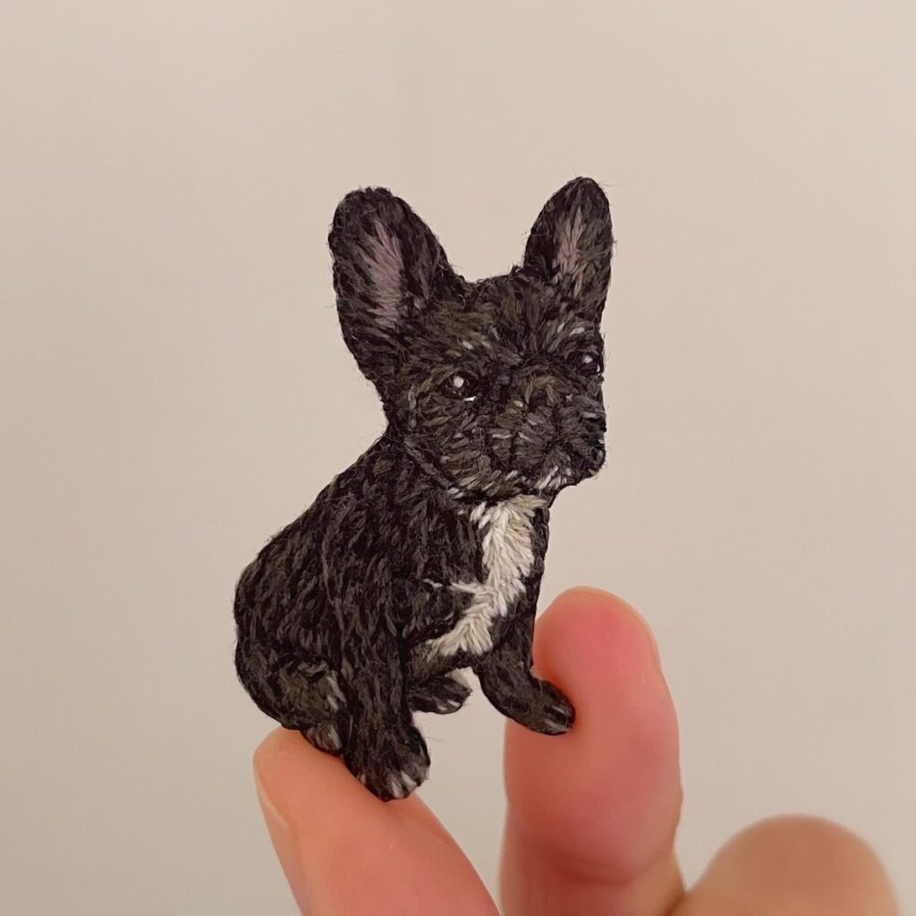 フレンチブルドッグの刺繍ブローチ
