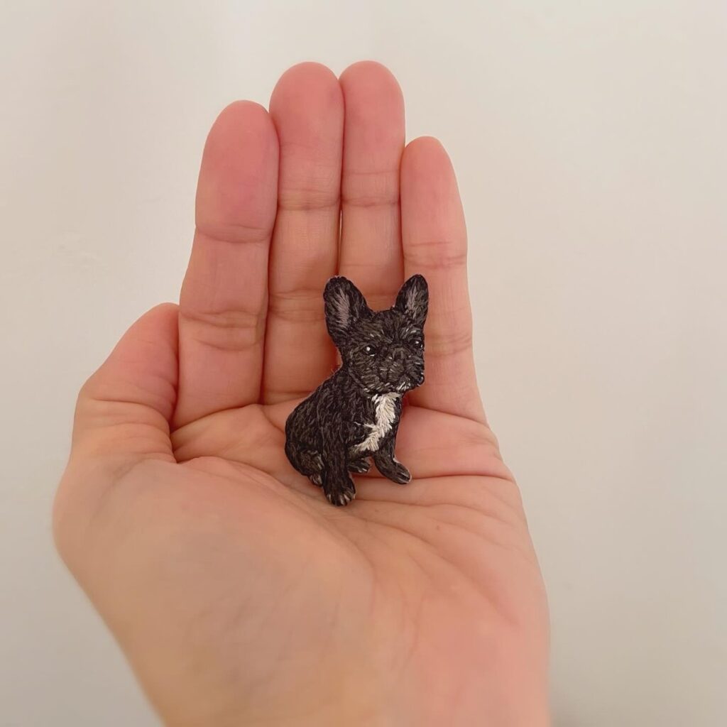 手のひらにのせたフレンチブルドッグの刺繍ブローチ