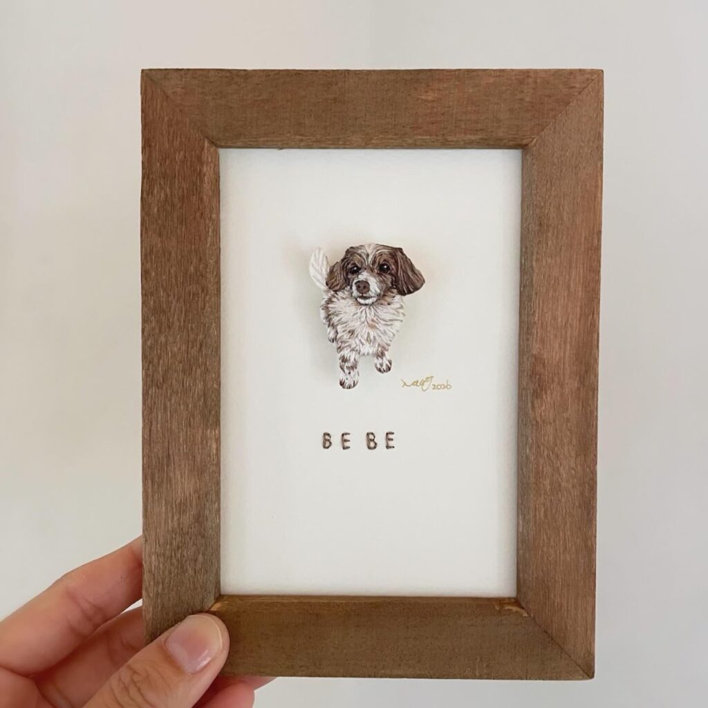 木のフレームに入れたミニチュアダックスの刺繍