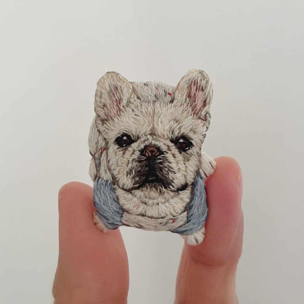 フレンチブルドッグの刺繍ブローチ