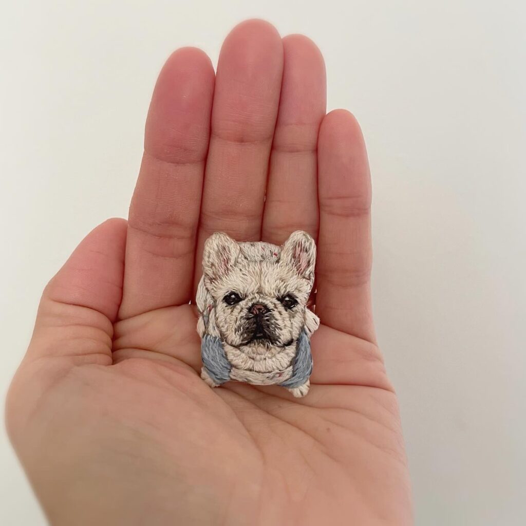 手のひらにのせたフレンチブルドッグの刺繍ブローチ