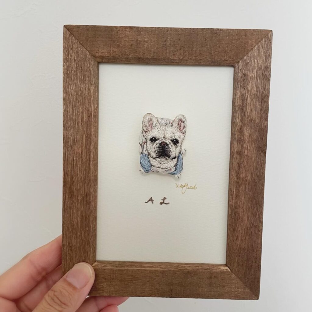 額に入れたフレンチブルドッグの刺繍