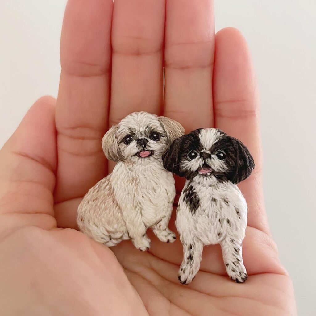 手のひらにのせたシーズー2匹の刺繍ブローチ