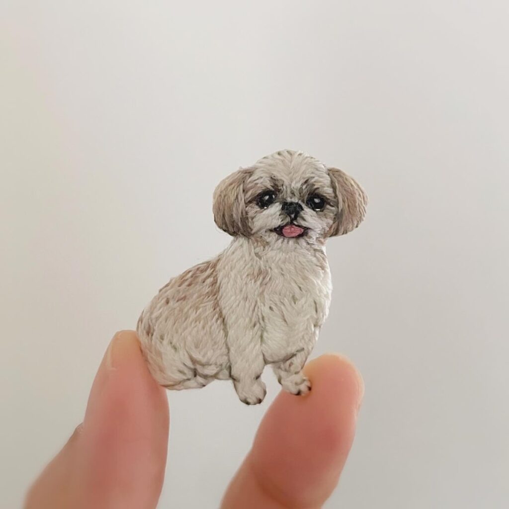 ゴールドヘアのシーズーの刺繍ブローチ
