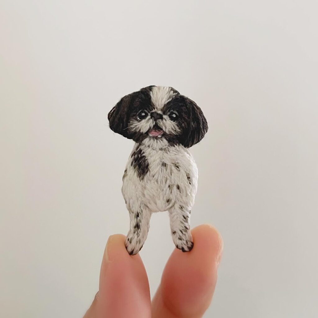 ブラックヘアのシーズーの刺繍ブローチ