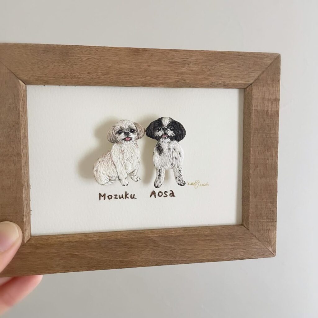 額に入れたシーズー2匹の刺繍