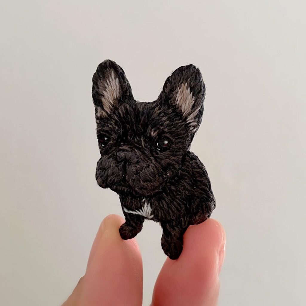 ブリンドルのフレンチブルドッグの刺繍ブローチ