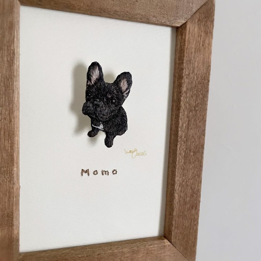 額に入れたフレンチブルドッグの刺繍